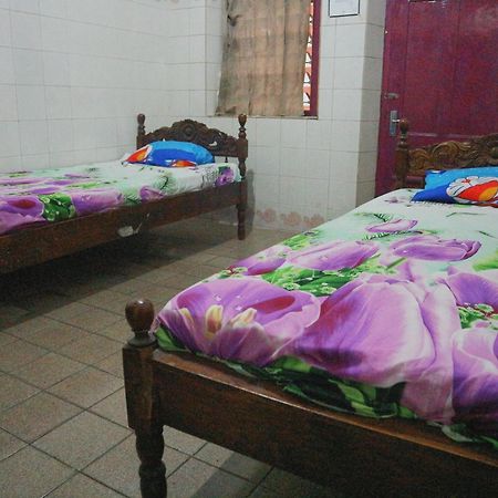 Oyo Life 1972 Aman Family Inn Syariah Ponorogo Eksteriør bilde