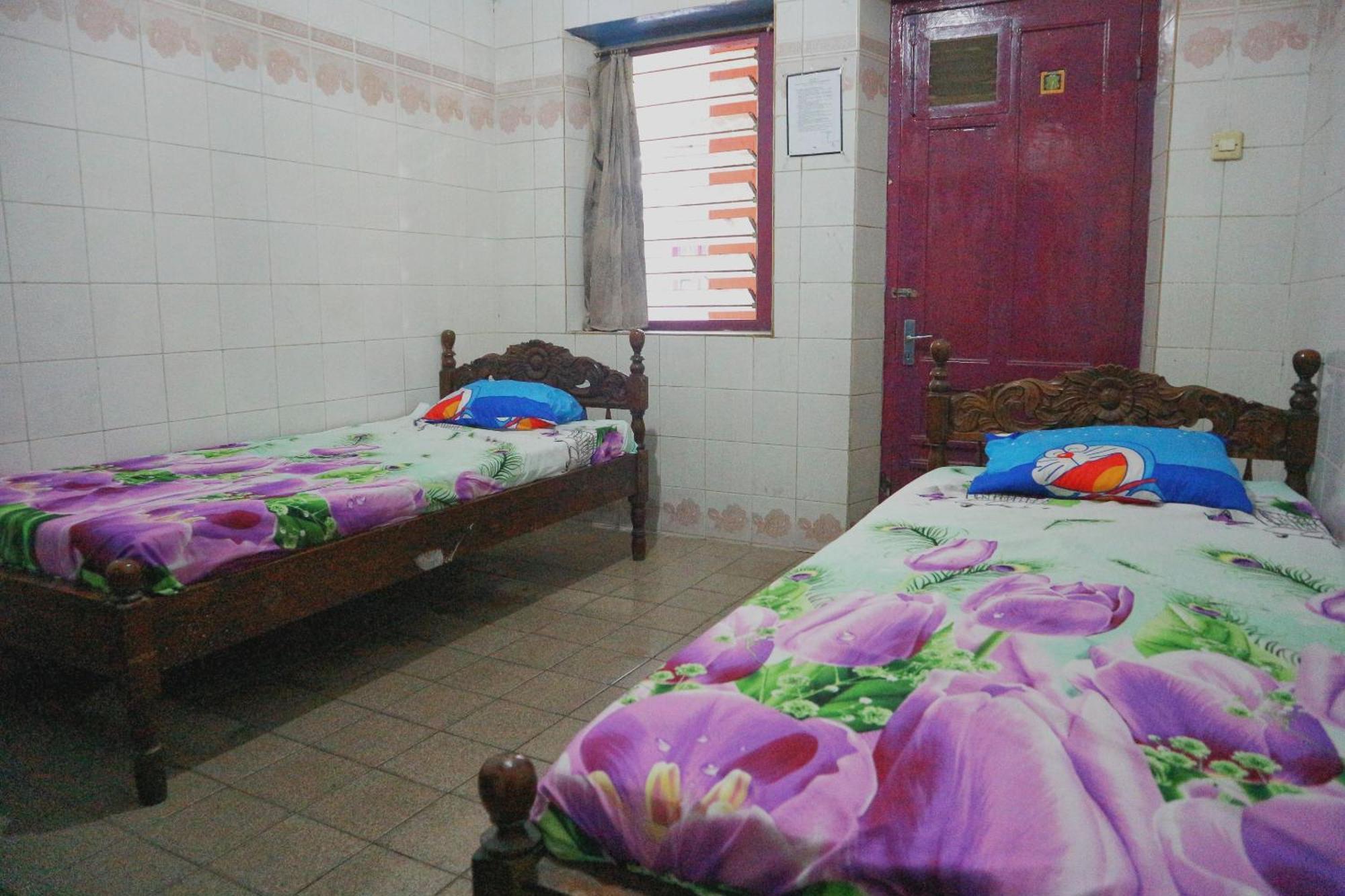 Oyo Life 1972 Aman Family Inn Syariah Ponorogo Eksteriør bilde