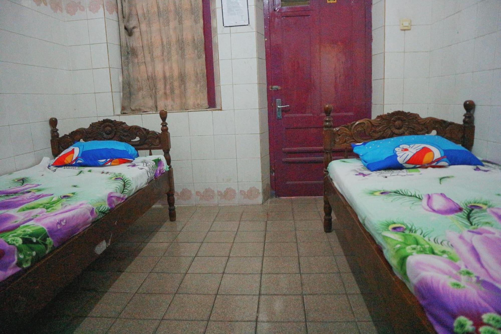Oyo Life 1972 Aman Family Inn Syariah Ponorogo Eksteriør bilde
