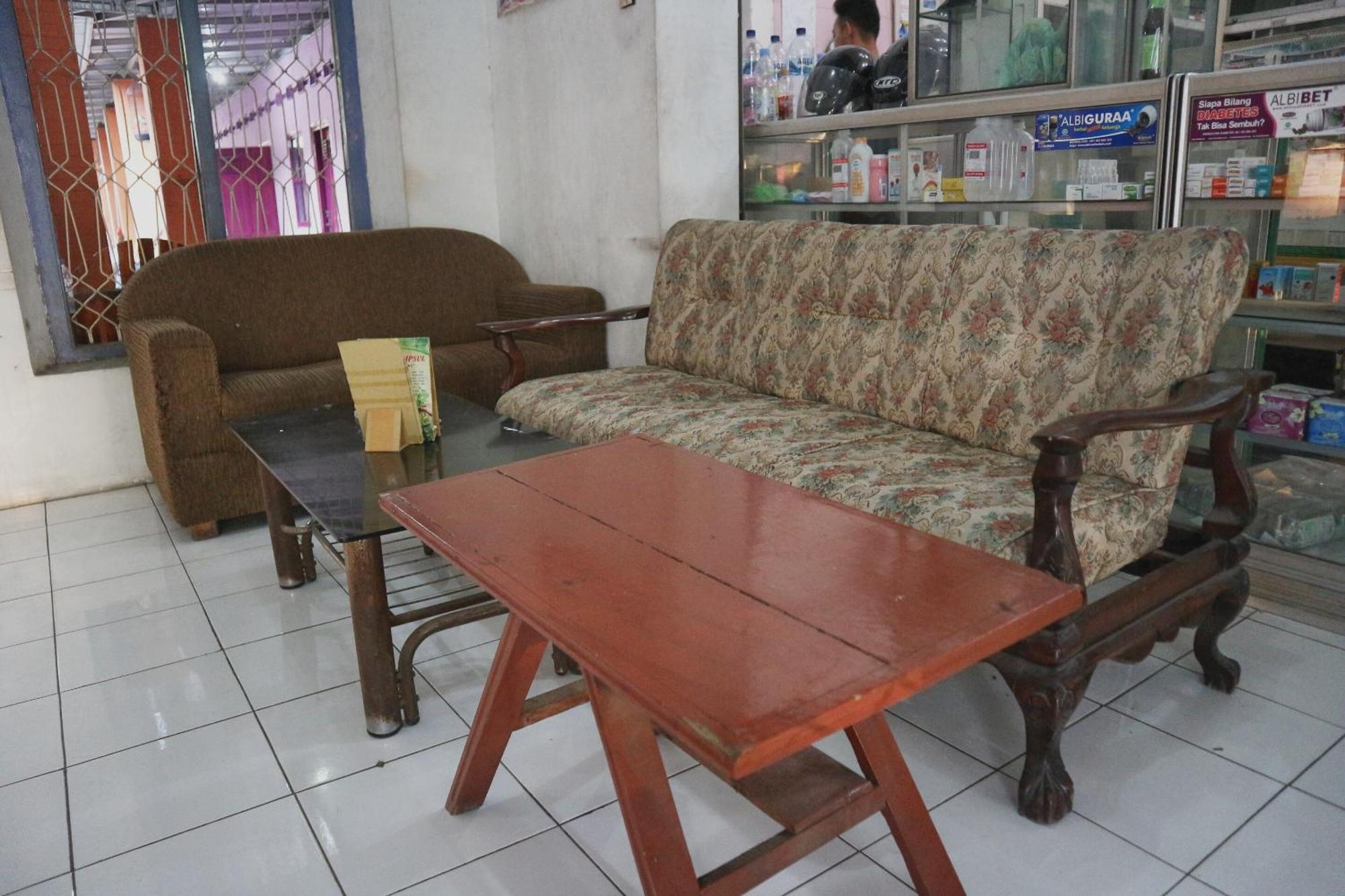 Oyo Life 1972 Aman Family Inn Syariah Ponorogo Eksteriør bilde